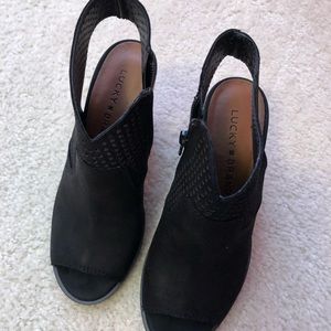 Lucky Brand opened toe wedges 🍀